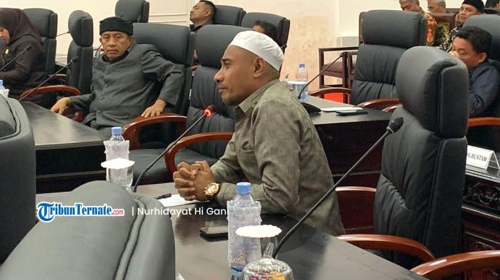 KRITIK: Anggota Fraksi Golkar DPRD Halamhera Selatan Sagaf Hi Taha ketika memberi kritik soal penempatan tenaga guru dan sistem pembangunan berbasis zonasi dalam rapat paripurna, Sabtu (29/11/2025)