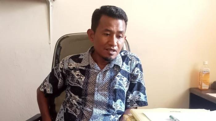 SAMPEL: Kepala Bidang Lingkungan Hidup DPLH Halmahera Timur Fachruddin Musa. Ia mengatakan kualitas air sungai di Desa Maba Sangaji, Kecamatan Kota Maba menurun