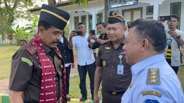 AGENDA: Kajati Maluku Utara Sufari disambut hangat Bupati Halmahera Utara Piet Hein Babua saat kunjungan, Rabu (22/4/2026).