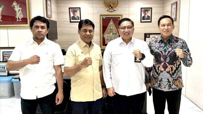 PROGRAM: Bupati Halmahera Timur Ubaid Yakub (kemeja kuning) pose bersama Sesdirjen Penyediaan Perumahan Musrifah dan Direktur Penyediaan Lahan dan Prasarana Sarana Utilitas (PSU) Indra Gunawan usai rapat teknis