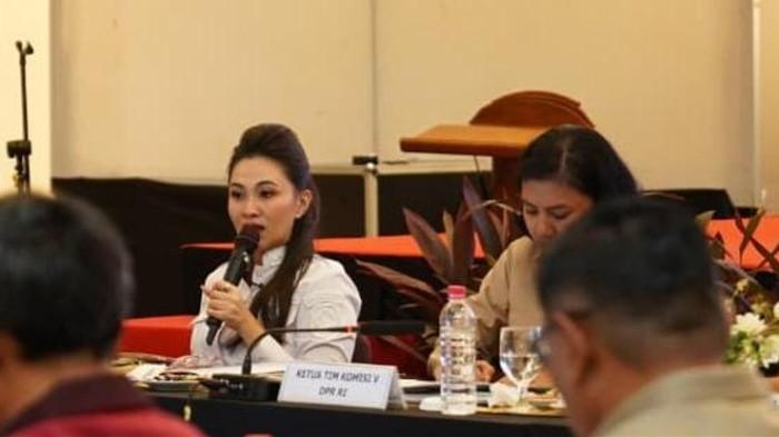 AGENDA: Suasana rapat kunjungan kerja komisi V DPR RI di Ternate yang dipimpin langsung Gubernur Maluku Utara Sherly Laos didampingi Koordinator Komisi V Irine Yusiana Roba, Rabu (22/4/2026)