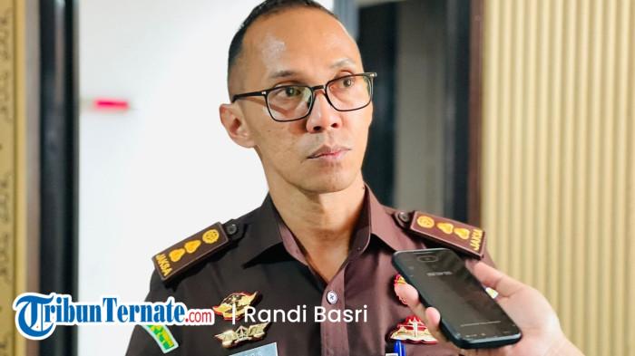 HUKUM: Kasi Penkum Kejati Maluku Utara Matheos Matulessy saat dikonfirmasi disela-sela kerja, Kamis (16/4/2026).