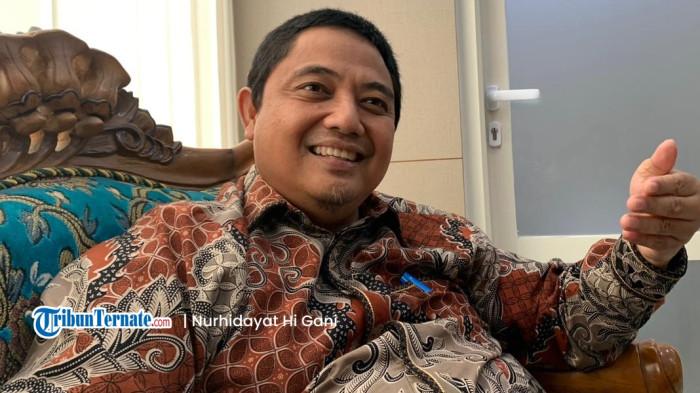 IBADAH: Kabag Kesra Sekretariat Daerah Halmahera Selatan Yudi Eka Prasetia ketika menjelaskan pengurangan kuota haji 2026, Kamis (27/11/2025).