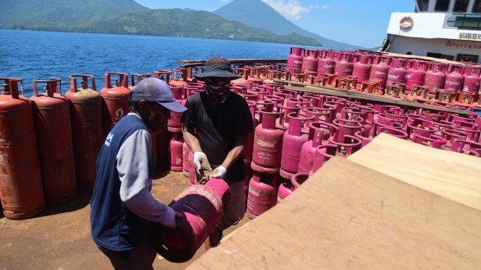 KONSUMSI: Kapal muatan LPG dari Ambon, Maluku sandar di Pelabuhan Ahmad Yani, Ternate, Sabtu (25/4/2026)
