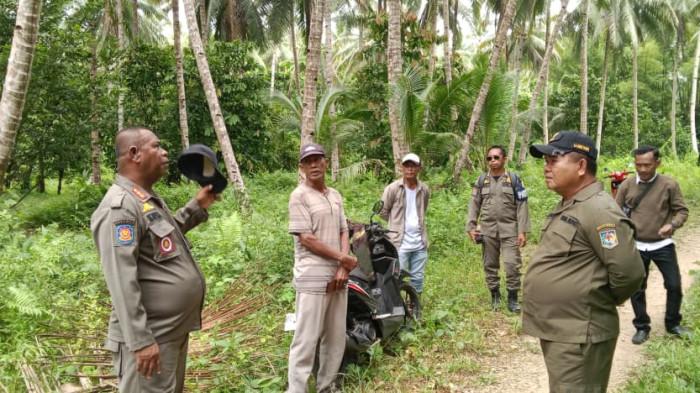 LISTRIK: Wakil Bupati Pulau Taliabu La Ode Yasir (kedua dari kanan) turun pantau pemasangan jaringan listik di Kecamatan Taliabu Selatan, Kamis (19/2/2026).