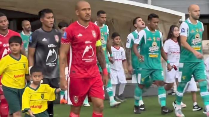 KOMPETISI: Laga Persebaya Surabaya vs Malut United