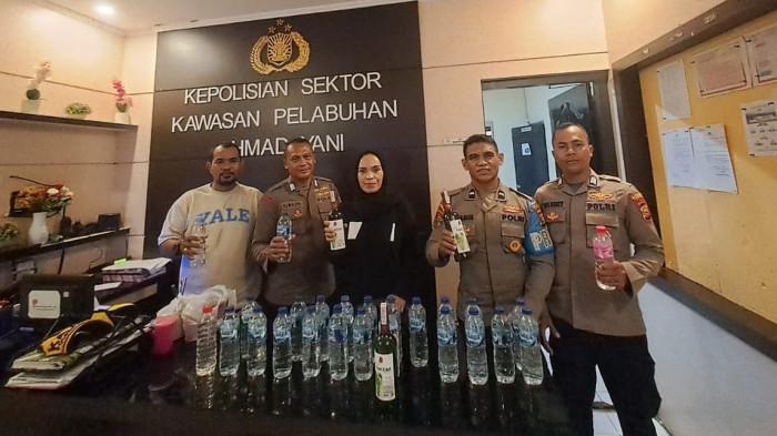 HUKUM: Barang bukti miras jenis cap tikus saat diamankan ke Kantor Polsek kawasan pelabuhan Ahmad Yani Ternate, Rabu (17/12/2025)