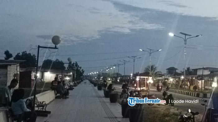 FASILITAS: Terlihat lampu di jogging track Desa Bobong, Pulau Taliabu banyak yang tak aktif, Senin (8/12/2025)