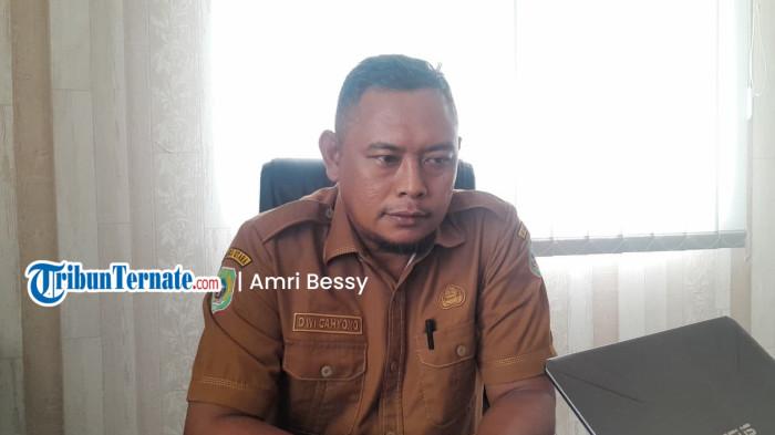 ATURAN: Kepala Dinas Perhubungan Halmahera Timur Dwi Cahyono saat bersedia diwawancarai Tribunternate.com di ruang kerjanya, Senin (16/3/2026). Pihaknya memberlakukan MCU untuk sopir lintas