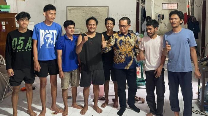 PENDIDIKAN: Usai pertemuan dengan para mahasiswa yang tinggal di Asrama Mahasiswa Maluku Utara di Yogyakarta. Kadikbud Maluku Utara Abubakar Abdullah langsung berpose bersama