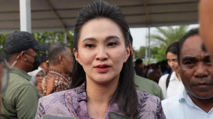HARGA: Gubernur Maluku Utara Sherly Laos saat bersedia diwawancarai awak media, Jumat (13/2/2026)
