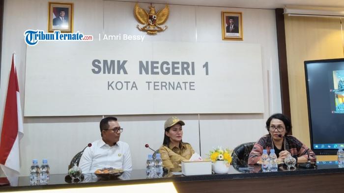 PENDIDIKAN: Kepala Dinas Pendidikan dan Kebudayaan Maluku Utara Abubakar Abdullah (kiri), Gubernur Maluku Utara Sherly Laos (tengah) dan Kemendikdasmen Suharti pada sebuah kesempatan di Kota Ternate. Di momen itu Suharti meyakini Maluku Utara bisa menjadi prioritas jika mampu menunjukan kondisi riil sekolah-sekolah yang rusak berat atau wilayah yang belum memiliki sekolah