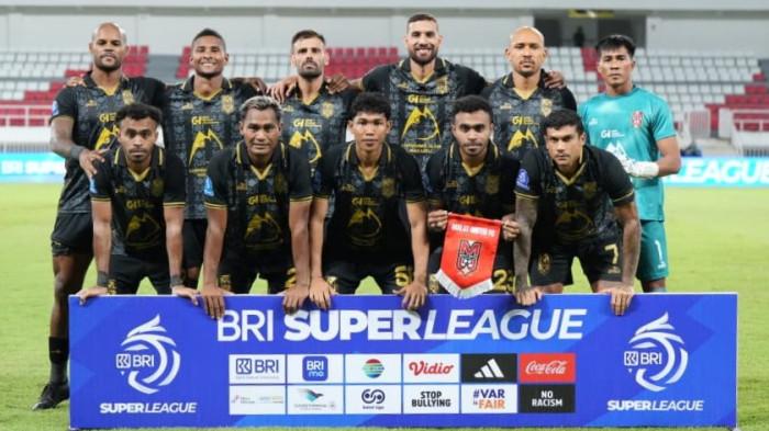 KOMPETISI: Skuad Malut United saat melawan Persis Solo, Sabtu (2/5/2026)