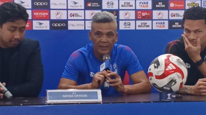 KOMPETISI: Pelatih Malut United Hendri Susilo dan perwakilan pemain Igor Inocencio pada sesi jumpa pers jelang laga melawan Persijap Jepara, Kamis (12/2/2026). Juru taktik 60 tahun itu menegaskan bahwa Laskar Kie Raha akan tampil full tim