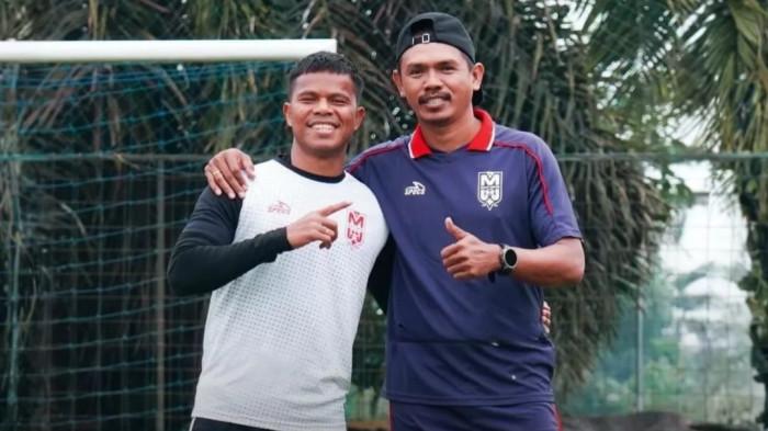 Gelandang bertahan Malut United Manahati Lestusen (kiri) berpose dengan Ricardo Salampessy yang dikabarkan menjadi asisten pelatih dari coach Hendri Susilo