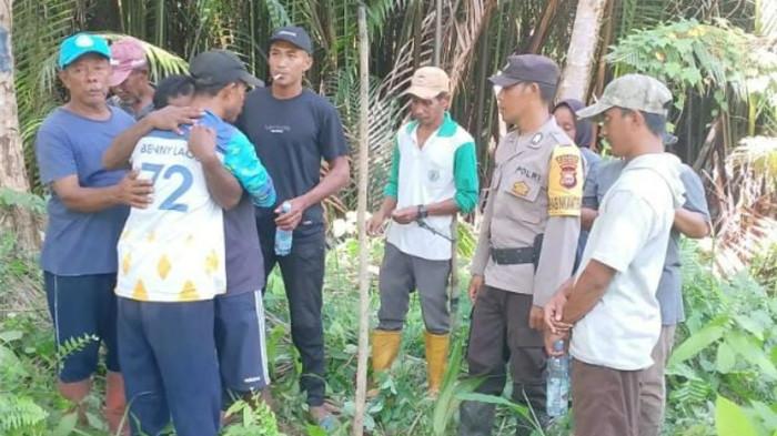 MEDIASI: Masalah tapal batas wilayah kebun warga Desa Todoli, Pulau Taliabu berhasil dimediasi, Selasa (23/12/2025). Terlihat 2 pemilik kebun berpelukan tanda masalah di antara keduanya sudah selesai