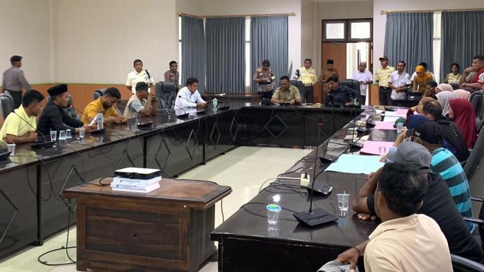 Massa aksi berhasil bertemu anggota DPRD Halmahera Selatan