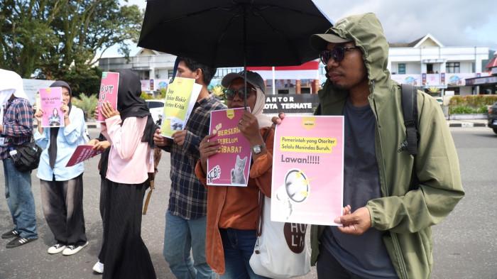 TUNTUTAN: Suasana aksi AJI Ternate bersama sejumlah elemen dalam aksi turun ke jalan pada peringatan May Day 2026 dan Hari Pers Sedunia, Senin (4/6/2026).