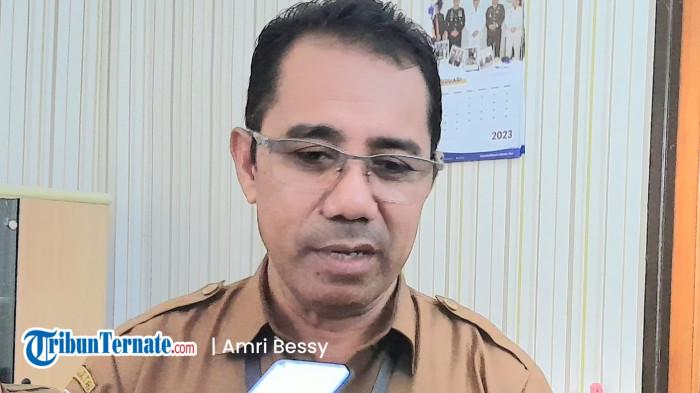 CAPAIAN: Kepala Dinas Kesehatan Halmahera Timur Abdullah Yakub saat bersedia diwawancarai disela-sela kerjanya, Rabu (28/01/2026)