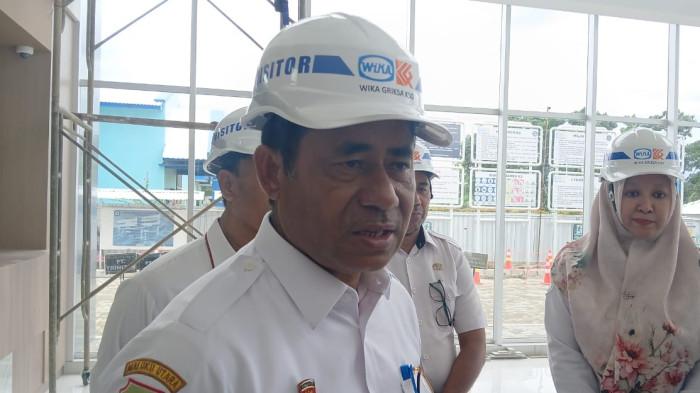 KUNJUNGAN: Bupati Halmahera Timur Ubaid Yakub saat bersedia diwawancarai disela-sela kunjungan di RSUD Maba, Kamis (29/1/2026)