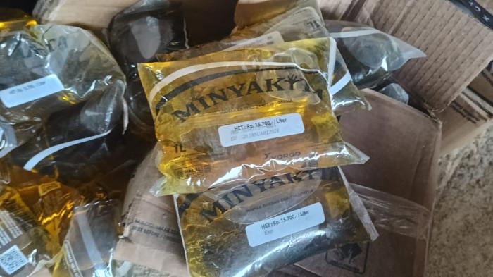 SEMBAKO: MinyaKita yang dijual di Desa Falabisahaya, Kepulauan Sula, Senin (30/3/2026). MinyaKita dijual Rp 21 ribu perbungkus