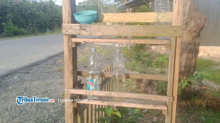 HARGA: Tampak outlet penjualan minyak tanah eceran di salah satu warung di Desa Bobong, Pulau Taliabu, Rabu (19/11/2025)