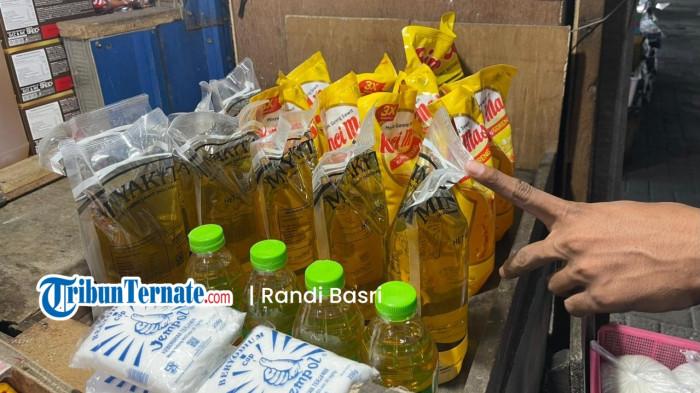 HARGA: Minyakita yang dijual di Pasar Tradisional Higienis, Ternate, Senin (4/5/2026). Meski pemerintah melalui Satuan Tugas (Satgas) Pangan terus memperketat pengawasan, kenyataan di lapangan menunjukan stok barang sulit didapat dan harganya melampaui aturan