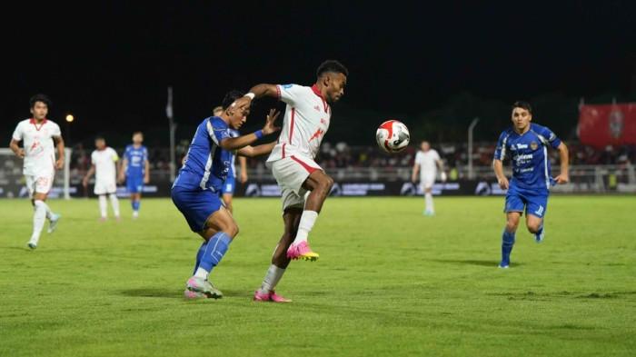 KOMPETISI: Aksi Yakob Sayuri di laga Malut United vs PSIM Yogyakarta, Sabtu (30/8/2025)