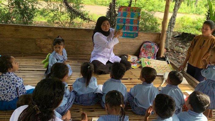 PENDIDIKAN: seorang guru sedang mengajari murid KB PAUD Mawar Air Nabi, Desa London, Pulau Taliabu. Mereka memanfaatkan para-para untuk belajar karena tidak punya bangunan untuk belajar mengajar, Rabu (31/12/2025)