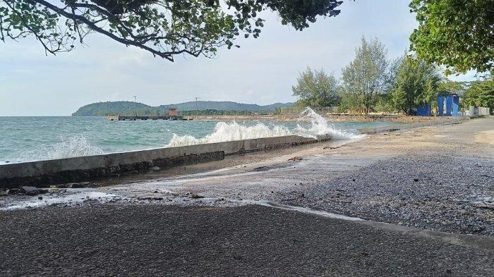 CUACA: Tampak gelombang tinggi sekitar perairan Pelabuhan Bobong, Pulau Taliabu. BPBD keluarkan imbauan cuaca ekstrem, nelayan diminta hati-hati saat melaut