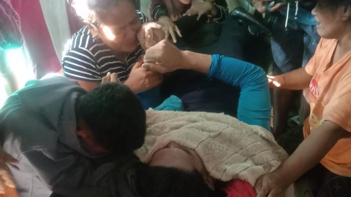 Tangis keluarga pecah ketika jasad Derianto Cin (24), nelayan Desa Boso, Kecamatan Gane Barat Utara, Halmahera Selatan ditemukan Tim SAR setelah dinyatakan hilang saat melaut beberapa hari kemarin, Rabu (10/12/2025)