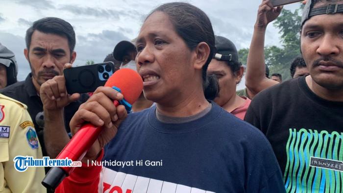 TUNTUTAN: Nurbaya Daud, korban banjir bandang di Bacan saat menceritakan perjuangannya dapat bantuan pemerintah daerah dalam hering bersama DPRD Halmahera Selatan, Maluku Utara, Senin (8/9/2025).