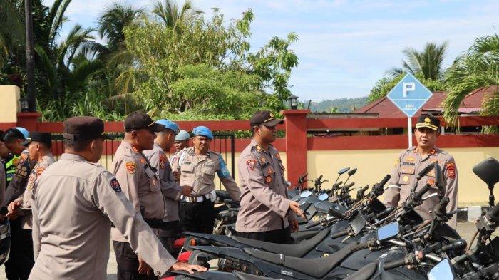 Kapolres Halmahera Timur AKBP Bobby Kusuma bersama Wakapolres Kompol Ayub Patty mengecek kesiapan kendaraan sepeda motor anggota, Senin (9/3/2026). Apa yang dilakukan guna Operasi Ketupat 2026