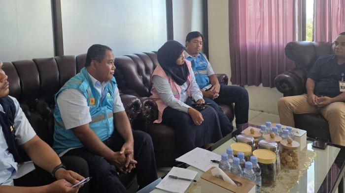 Suasana pertemuan dalam agenda penambahan daya listrik di Bandara Oesman Sidik, Bacan, Kabupaten Halmahera Selatan.