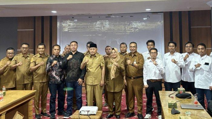 PLN UIW Maluku-Malut dengan Pemprov Maluku Utara lakukan sesi foto bersama usai rapat