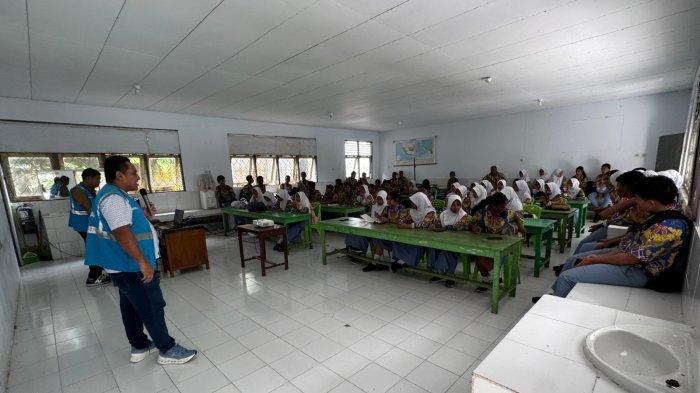 Dengan seksama siswa-siswi SMA Negeri 1 Kota Tual mendengar paparan soal energi listrik oleh PLN Unit Induk Wilayah Maluku dan Maluku Utara (UIW MMU) melalui Unit Pelaksana Pelayanan Pelanggan (UP3) Tual