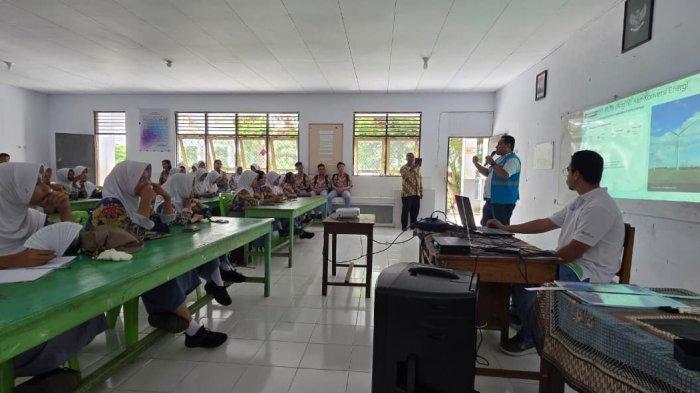Dengan seksama siswa-siswi SMA Negeri 1 Kota Tual mendengar paparan soal energi listrik oleh PLN Unit Induk Wilayah Maluku dan Maluku Utara (UIW MMU) melalui Unit Pelaksana Pelayanan Pelanggan (UP3) Tual