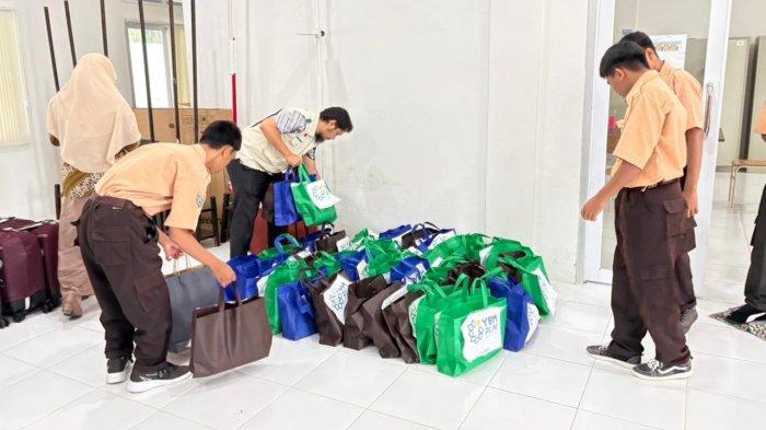 Bantuan perlengkapan ibadah dan alat pendukung belajar kepada 42 siswa-siswi Sekolah Rakyat SMA Negeri 28 Kota Tidore Kepulauan
