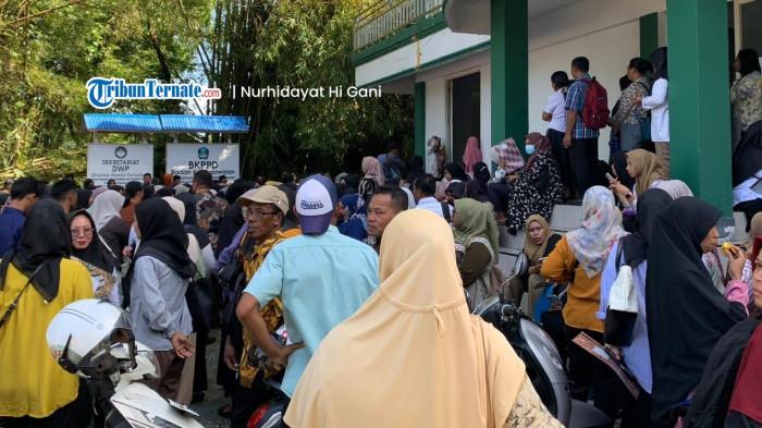 JABATAN: Tampak ratusan PPPK paruh waktu antre pengambilan SK di depan Kantor BKPPD Halmahera Selatan, Senin (15/12/2025).