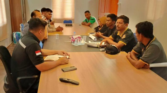 TUNTUTAN: Suasana pertemuan Kordinator Aliansi Masyarakat Budidaya Rumput Laut Julfian Wahab dengan Ketua dan Wakil Teknik Tambang (KTT) PT JAS Pradiktya dan Nur Alfan, Minggu (23/11/2025). Pertemuan ini menghasilkan 2 tuntutan, salah satunya menjadikan Desa Fayaul sebagai binaan Program Pemberdayaan Masyarakat (PPM).