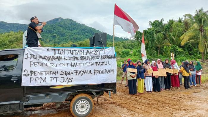 TUNTUTAN: Sejumlah warga Desa Fayaul yang tergabung dalam Aliansi Masyarakat Budidaya Rumput Laut gelar aksi, Minggu (23/11/2025). Mereka meminta pertanggung jawaban PT JAS atas turunnya hasil petani rumput laut karena laut tercemar