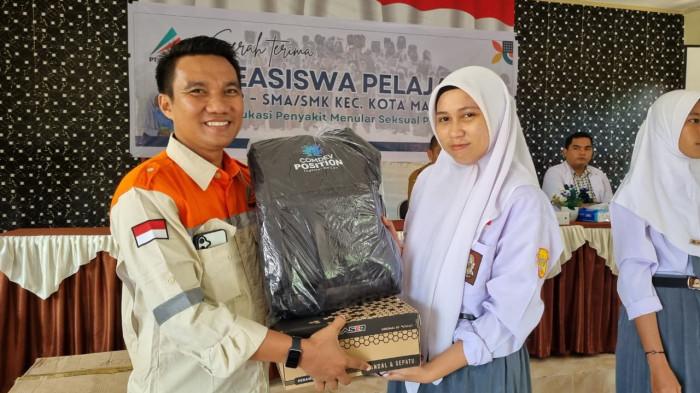 PENDIDIKAN: PT Position menyerahkan paket beasiswa kepada salah satu siswa penerima manfaat