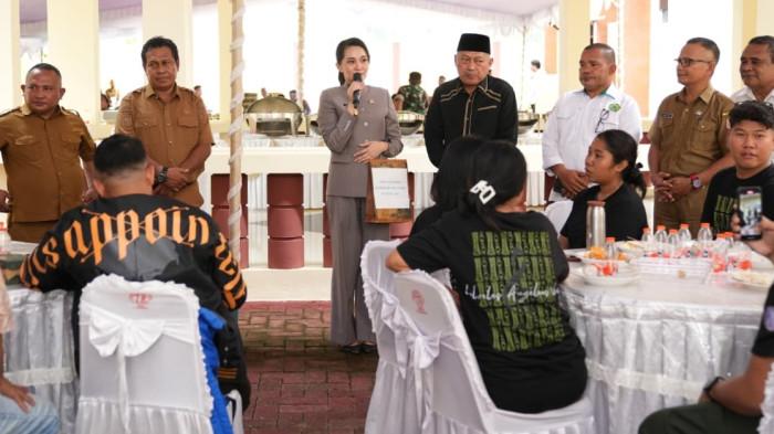 EVENT: Gubernur Maluku Utara Sherly Laos melepas kontingen paduan suara Valveles Angelous Voice asal Halmahera Utara yang akan mewakili Malut dalam Kompetisi Internasional Choir Folk Festival (NICFF) 2025 di Ibu Kota Nusantara (IKN), Kalimantan Timur, 5–7 September 2025.