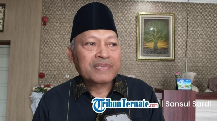 PENDAPATAN: Wakil Gubernur Maluku Utara Sarbin Sehe saat bersedia diwawancarai awak media disela-sela kerjanya, Sabtu (31/1/2026). Pada kesempatan itu ia menjelaskan tentang pajak alat berat