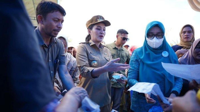 AGENDA: Gubernur Maluku Utara Sherly Laos didampingi Plh Kadisperindag Maluku Utara M. Rony Saleh dalam kegiatan pangan murah di Desa Sidangoli Gam, Halmahera Barat, Selasa (3/3/2026). Pangan murah menjadi salah satu program unggulan Sherly-Sarbin untuk menjaga stabilitas harga sembako