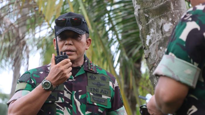 ERUPSI: Pangdam XV/Pattimura Mayjen TNI Dody Triwinarto memimpin langsung proses pencarian dan evakuasi 2 WNA korban erupsi Gunung Dukono, Halmahera Utara, Minggu (10/5/2026)