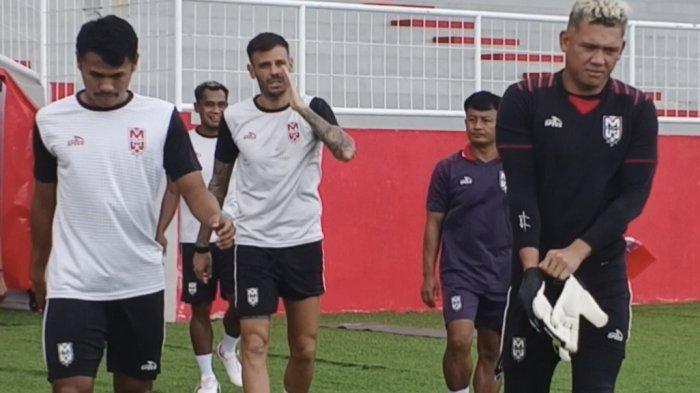 KOMPETISI: Para penggawa Malut United keluar dari ruang ganti menuju lapangan untuk mengikuti sesi latihan terakhir melawan PSBS Biak dalam lanjutan Super League pekan ke 16, Sabtu (3/1/2026)
