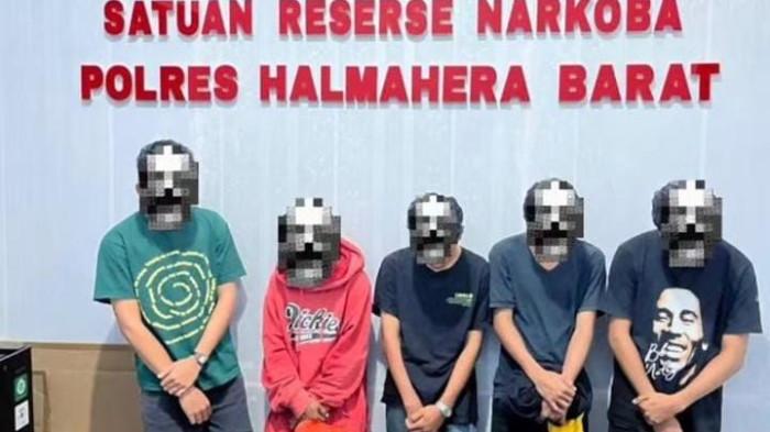 HUKUM: 5 terduga pelaku penyalahgunaan narkoba saat diamankan Polres Halmahera Barat, Senin (2/2/2026).