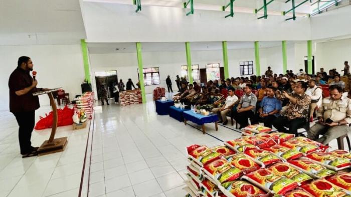 PROGRAM: Bupati Halmahera Selatan Bassam Kasuba (di podium) ketika sambutan dalam kegiatan pasar murah di Kecamatan Obi, Kamis (18/12/2025)
