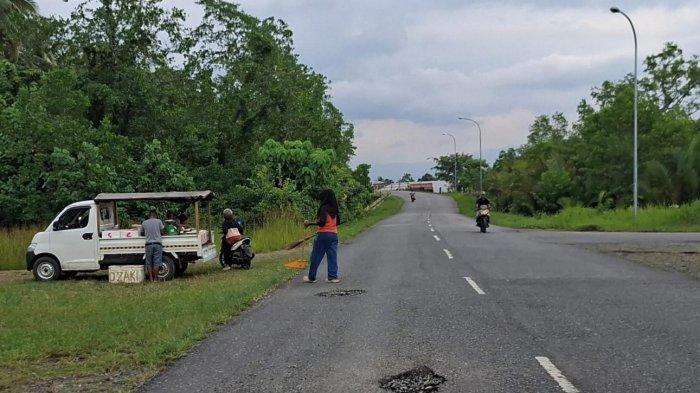 ATURAN: Tampak salah satu pedagang menggunakan mobil pickup berdagang di pinggir jalan, Kamis (21/5/2026)